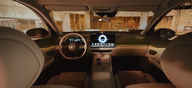 华为的车机和NISSAN的logo，我还得适应适应该说不说，12万的天籁+鸿蒙座