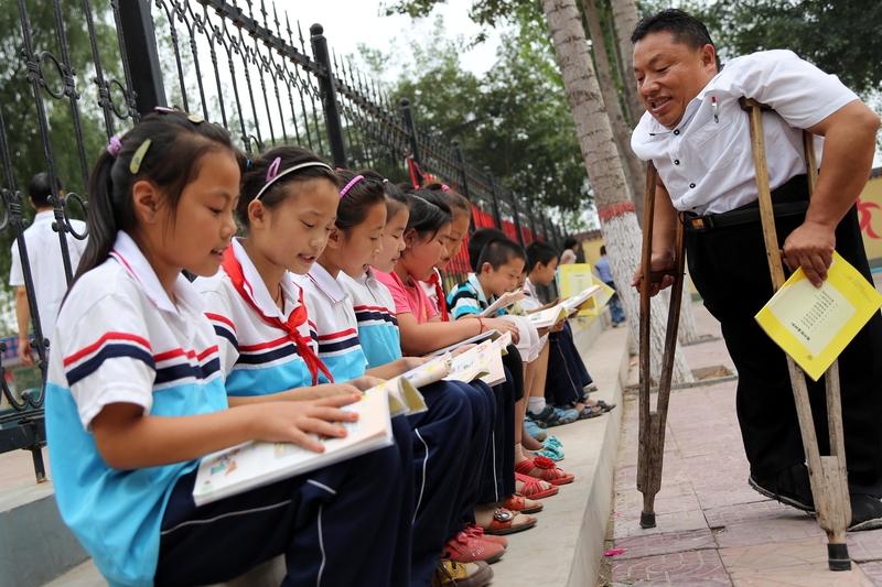 新校长让正高级教师教差班，这一学期还没有过完，教学成绩就让他傻了眼。

这学期，
