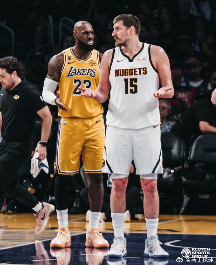 世界名画-比赛双方摊手湖人vs掘金