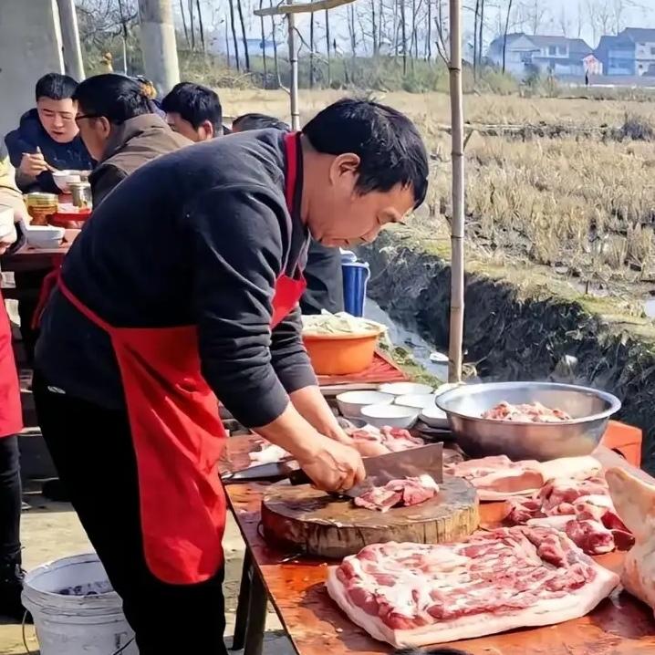 你能想象一场杀猪宴流水席能成为全网焦点吗？重庆就做到了！这杀猪宴流水席到底有啥魔