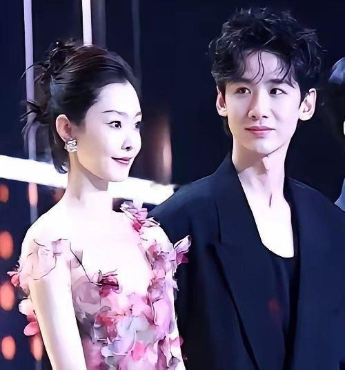 别磕了，白敬亭宋轶早就凉透了。微博之夜俩人同场，连个眼神都不给，装都不装。你以为