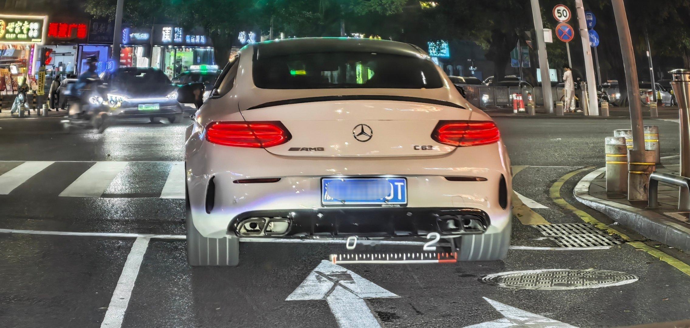 双门C63讲真太帅了，前后大宽体，大V8引擎，后驱，真的挺适合长期持有大v聊车 