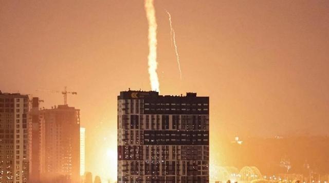 赴莫斯科谈判？泽连斯基炫耀：乌无人机太多，去了太危险！
把时间倒回几年前，基辅每