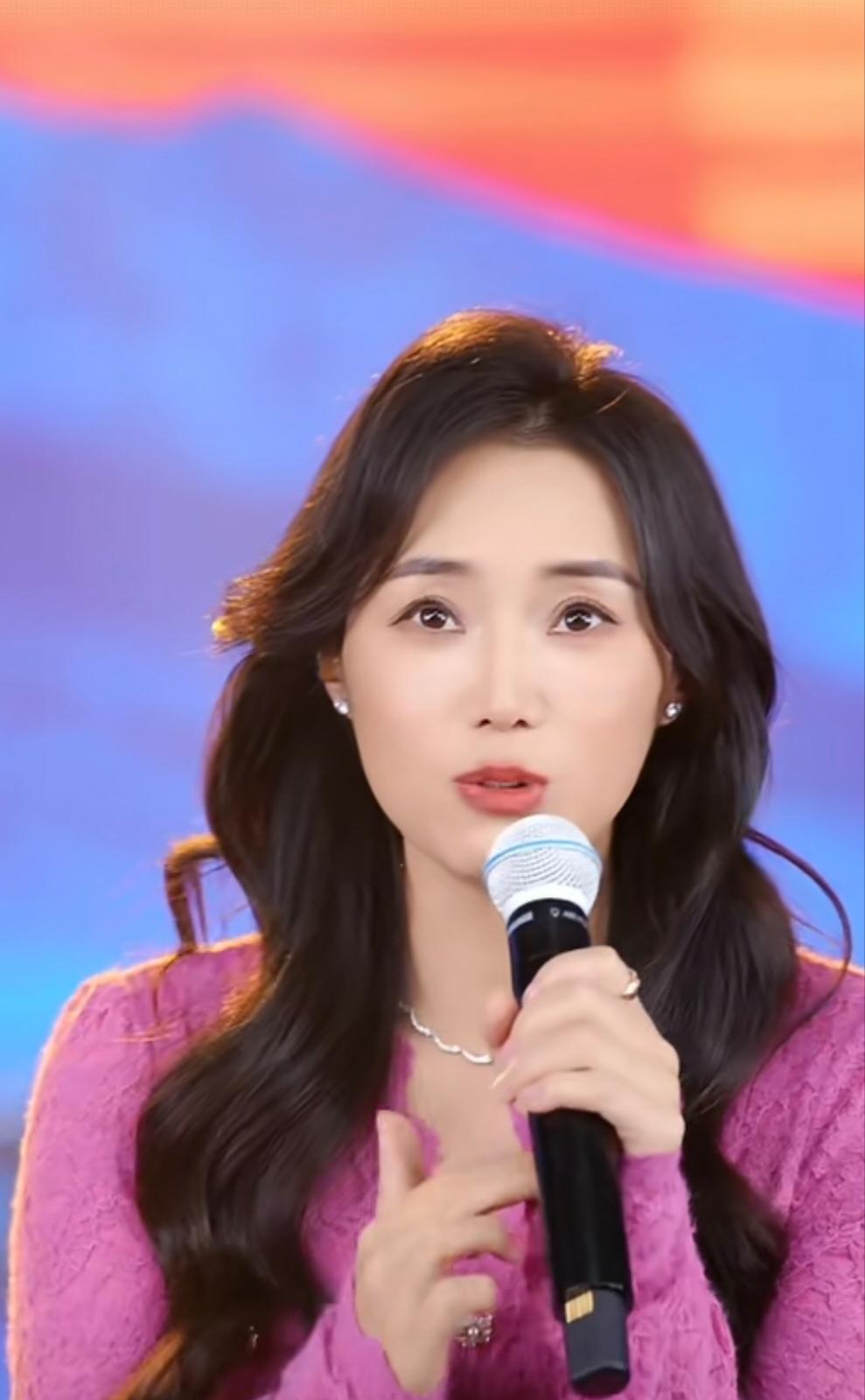 云朵可能不是一个好徒弟，但她肯定是个好女儿，好姐姐。
打出名就把我父母、弟弟跟弟