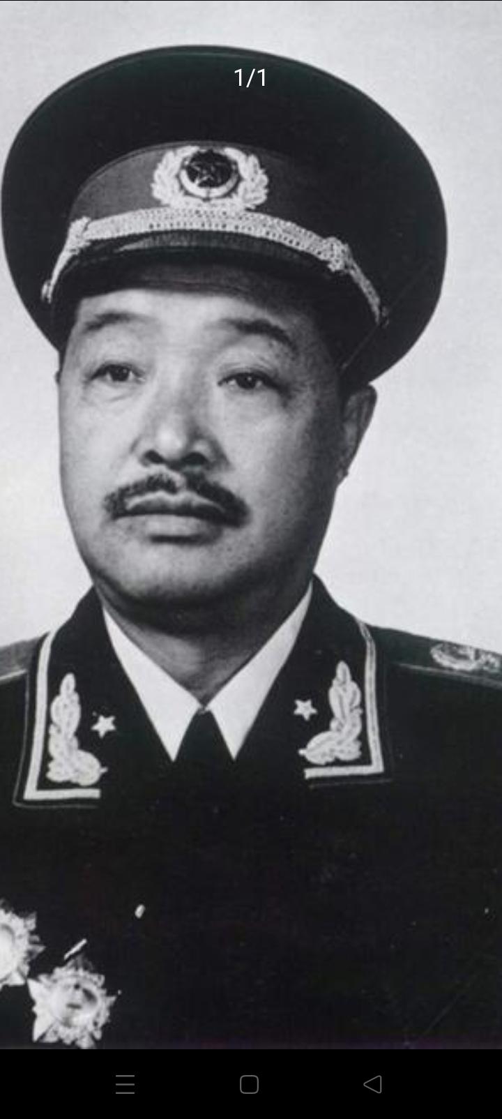 很多人印象里元帅没文化，20岁两把菜刀闹革命，31岁当军长并发动了南昌起义，
都