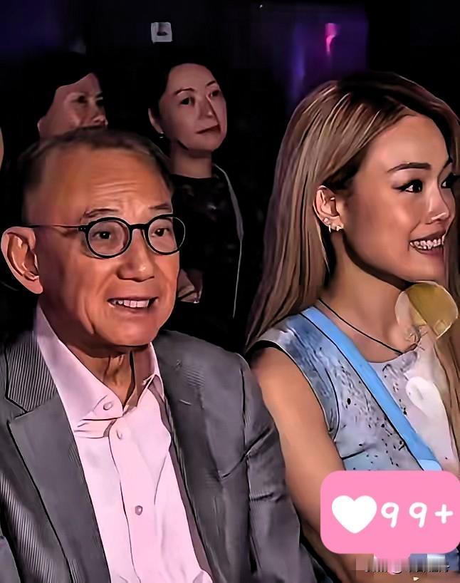 这下好了
不仅是香港，全国人民都知道了！
82岁的杨受成与45岁的容祖儿共同现身