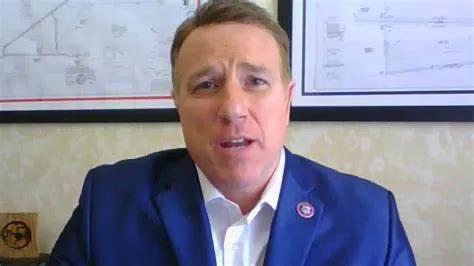 美国共和党籍众议员帕特·法伦今天（北京时间10月11日）叫嚣道：“中共有一个目标