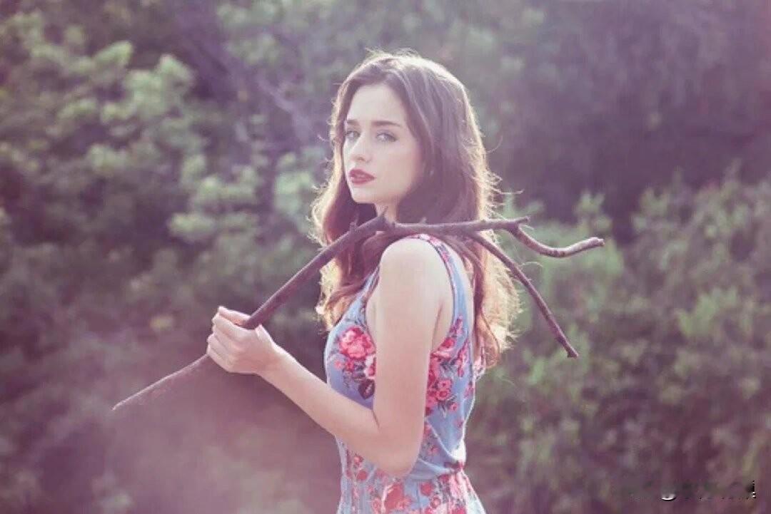 村上春树说过：

“不必留恋于过往，不必纠结于当下，也不必太担忧未来，

人生没