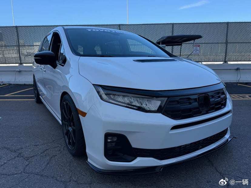 老美改的“奥德赛 TYPE-R”550匹马力，手动，可以带上家人去赛道刷圈了！[
