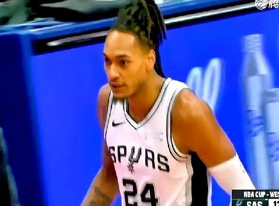 谁说马刺没了文班亚马就是摆烂队？
这帮替补小伙子直接把卫冕冠军掘金给掀翻了，这脸