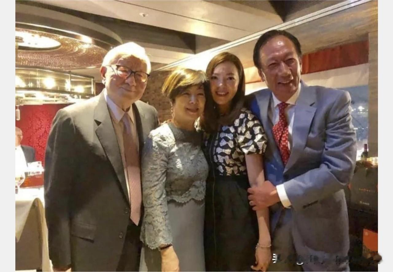 表姐夫是芯片教父张忠谋，表弟是代工之王郭台铭，原来他们是一家人。张忠谋70岁时娶