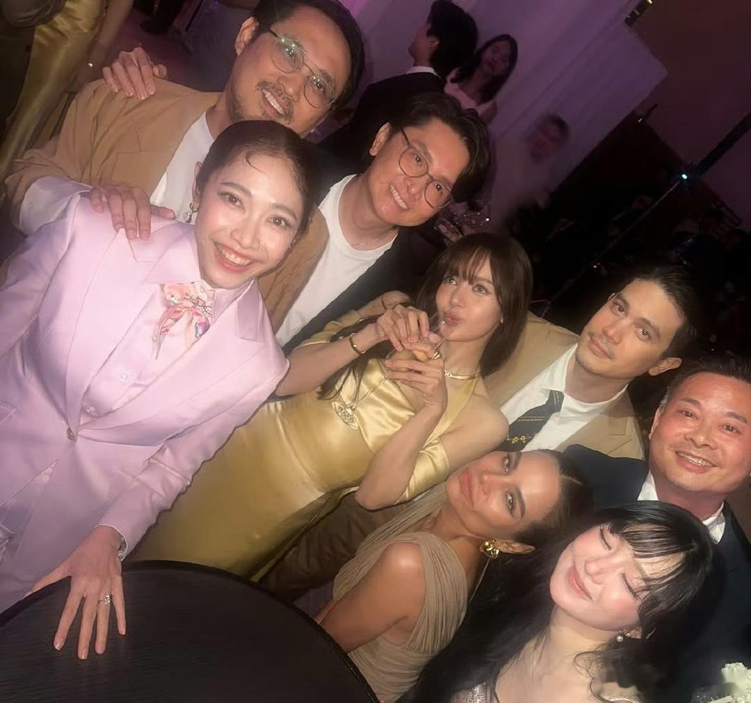 Lisa参加婚礼Lisa参加泰星Yaya和Nadech婚礼，淡黄的长裙，完全芭比