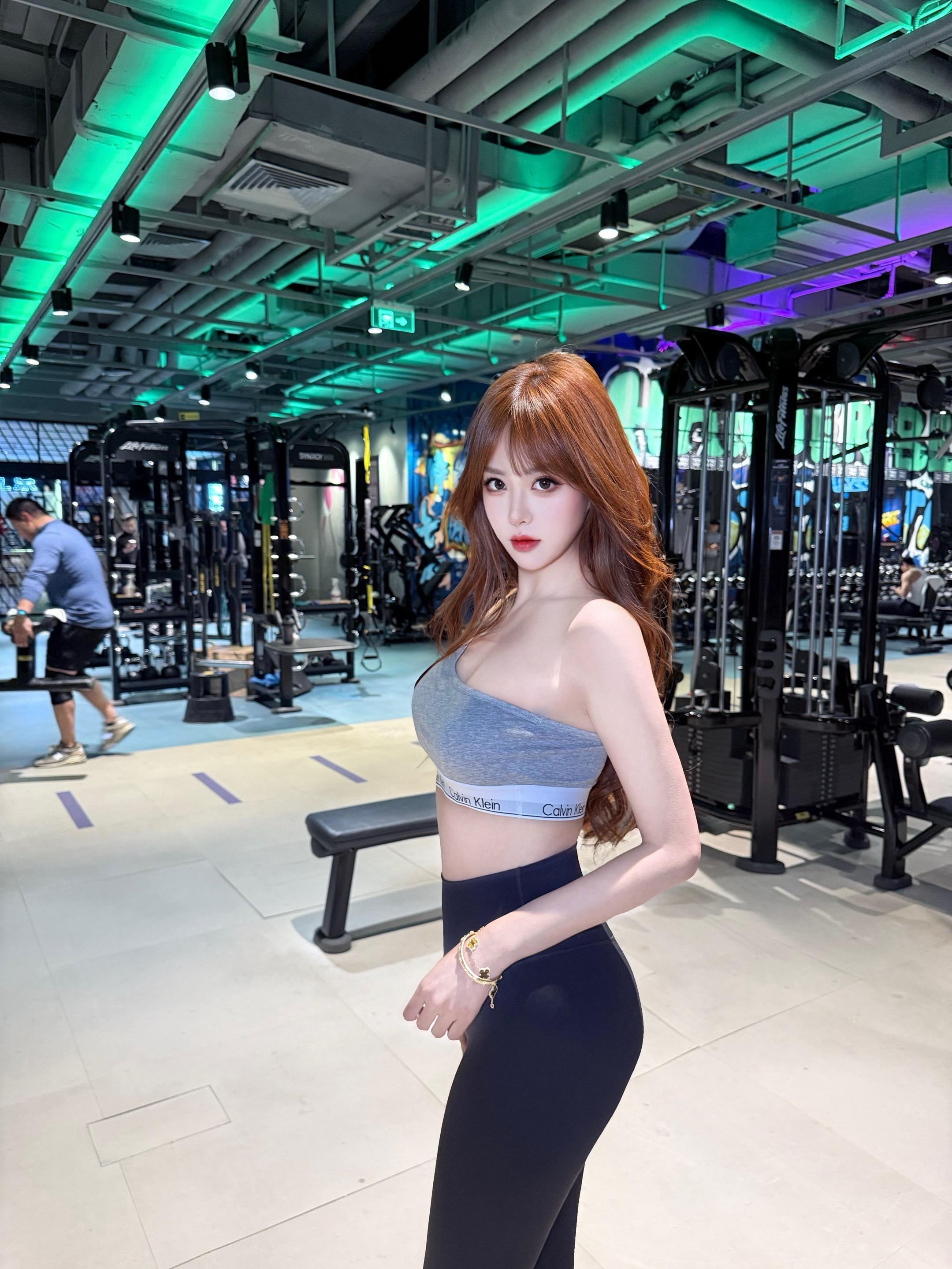 撸铁女孩。