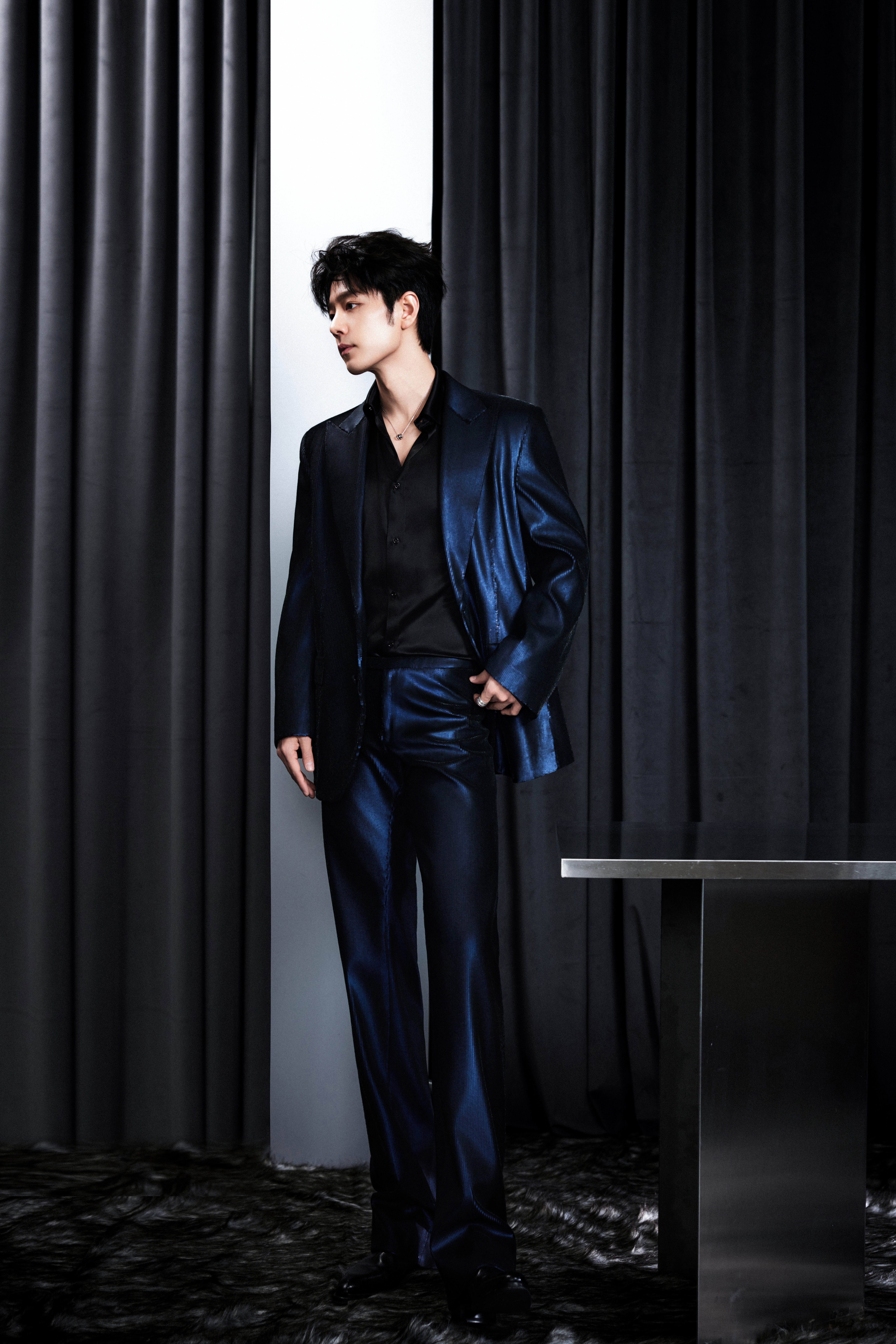 肖战｜微博之夜内场 今晚第二套 ！品牌代言人肖战身穿古驰专属定制深蓝色亮片西装亮