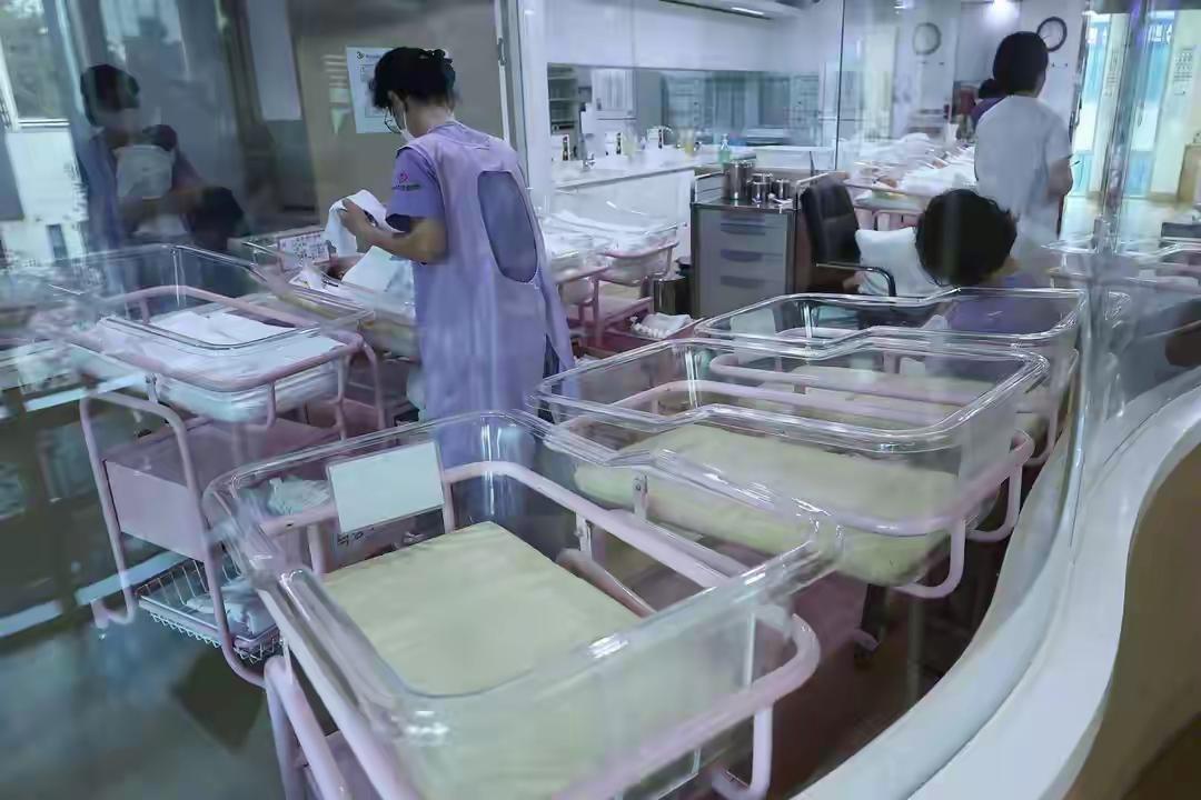 韩国终于醒悟！不再苦求丁克生育，280万亿重金砸出短期回暖，却难根治人口顽疾
 