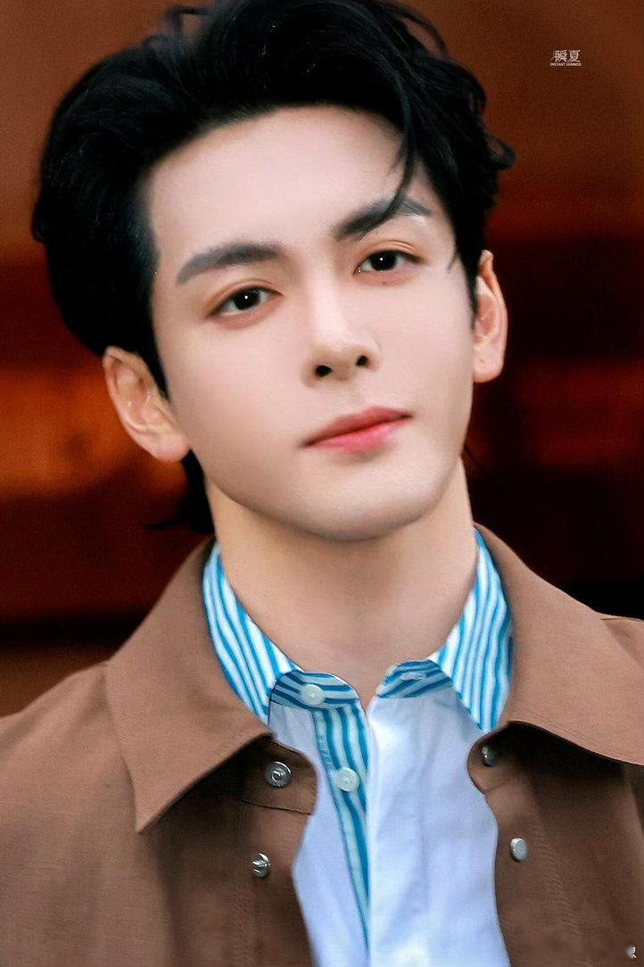 曾舜晞晚宴状态曾舜晞最近好忙啊再忙也挡不住自带的光芒，晚宴上优雅又亮眼，整个人清