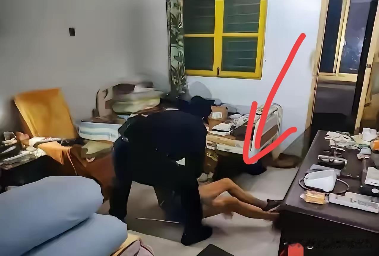 凌晨3点跨国求救，88岁老人摔倒无人应，民警10分钟狂奔救回一条命
 
5月5日