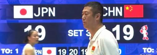 日本女排没想到！
 
中国女排主教练赵勇第三局2：10叫暂停后，连做三个意想不到