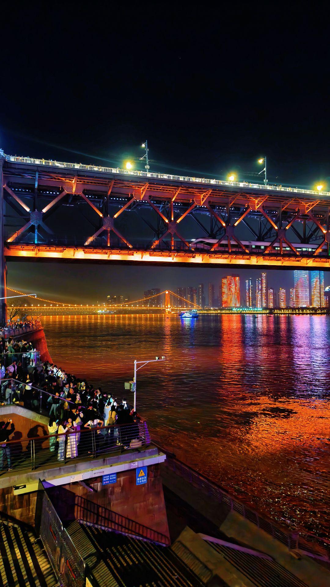 总要来趟武汉吧，吹吹长江大桥的风。