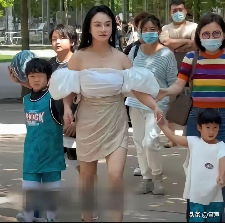 终于知道邹市明为啥赔光2亿身家了，
看她老婆冉莹颖，去幼儿园接孩子还穿这么暴露，