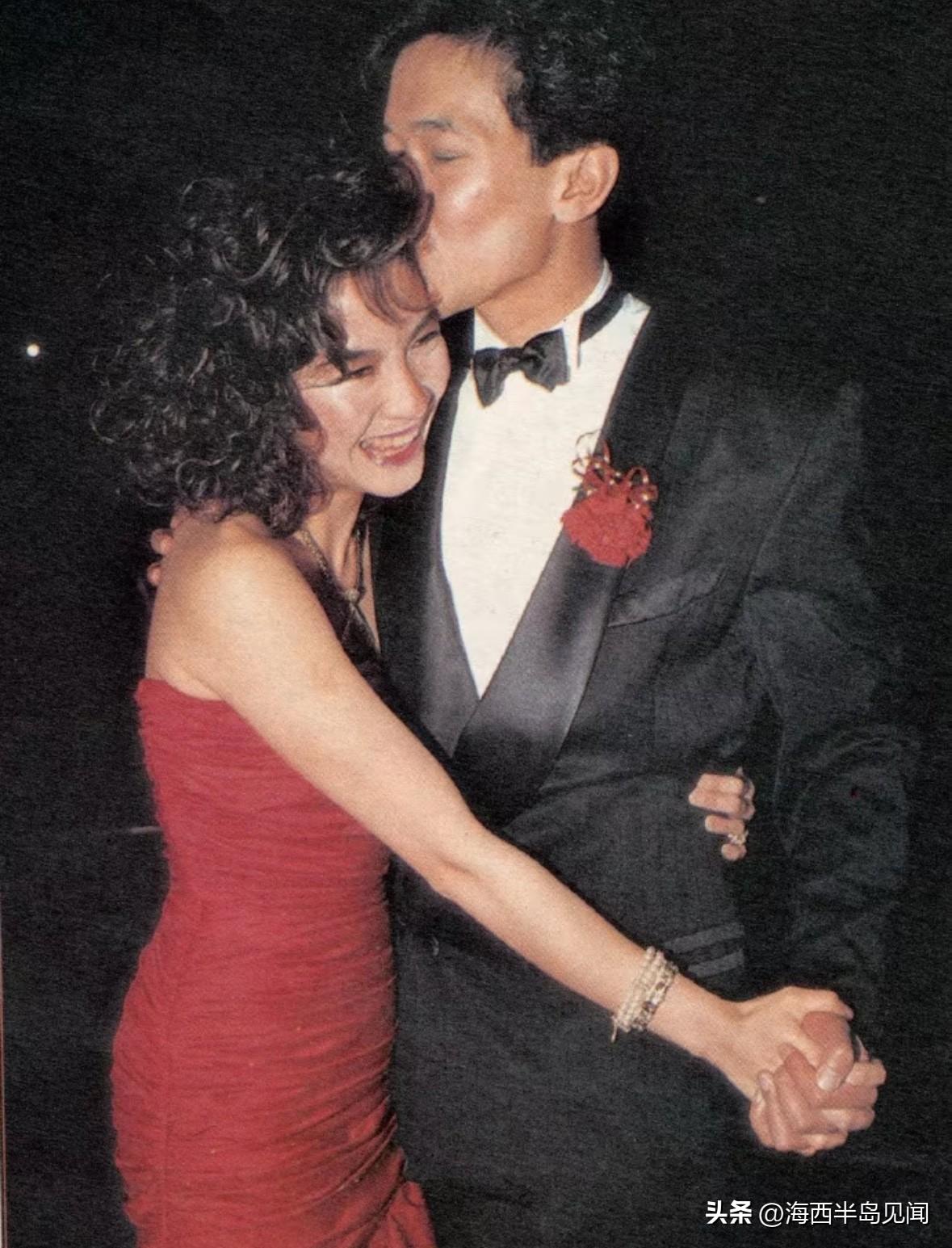 1988年，潘迪生正温柔亲着杨紫琼的脸颊，她穿红抹胸裙笑得眉眼弯弯，两人牵手相拥