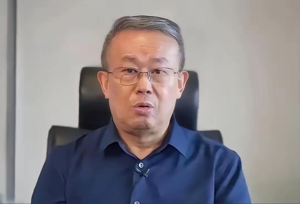 项立刚在直接开炮，说取消高考就是给权贵开后门。他拿历史数据说话，当年推荐制一搞，