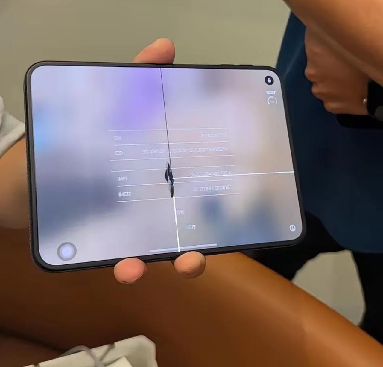 iPhone Duo内屏，都漏成这了，怎么当初那些测评的博主，一个个都不吭气呢？