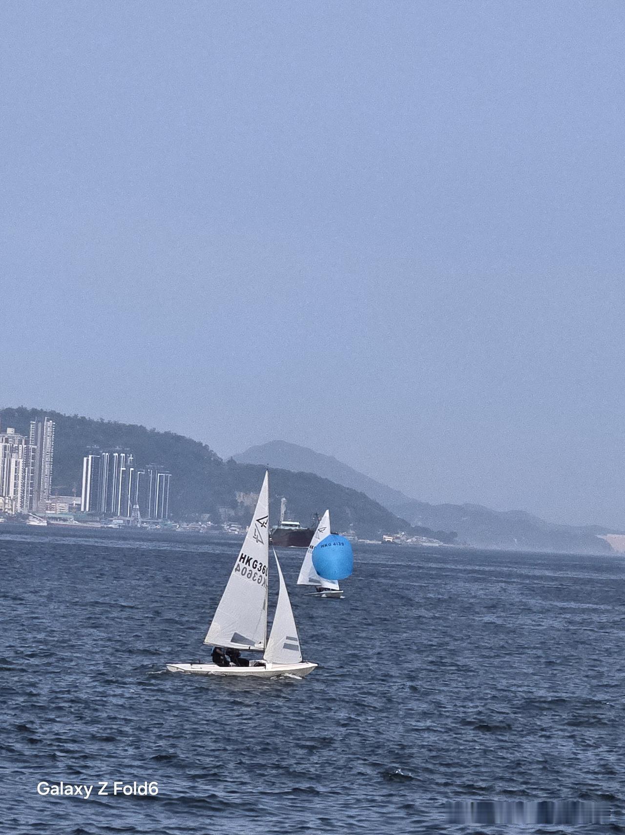 好喜欢周末约上忙碌一周的好友“帆船出海”！
周末帆船运动是结合自然体验、身心放松