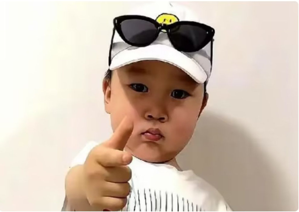 3岁小孩每天拍摄吃播内容，嘴疼却被父母要求继续拍，引网友众怒 