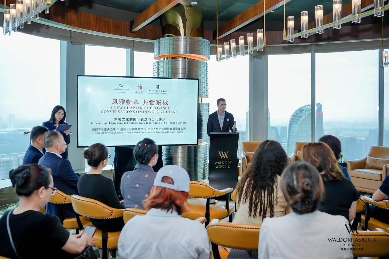 在华尔道夫51F空中会客厅遇见东坡。
成都华尔道夫酒店携手眉山三苏祠博物馆，四川