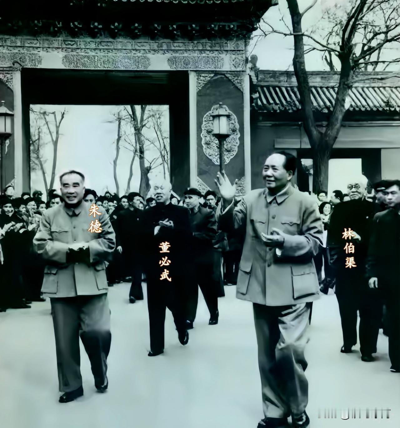 🍁1960年4月23日，北京怀仁堂。毛主席接见全国民兵代表，挥手之间，欢声雷动