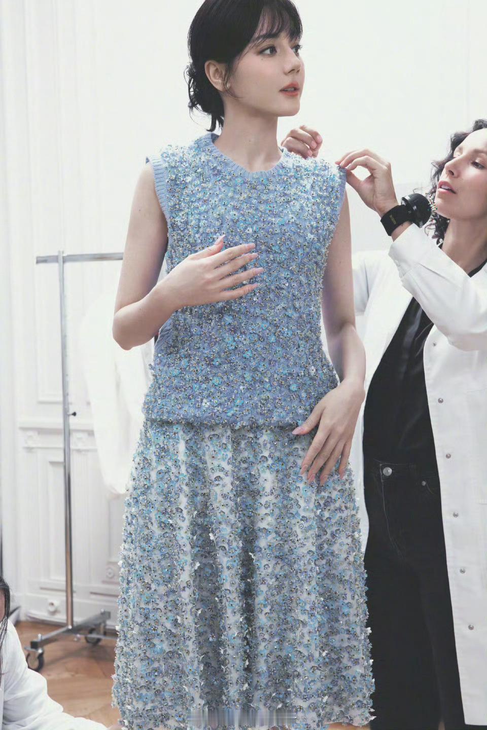 雕唯二官博发布试衣👗迪丽热巴 金智秀 迪丽热巴金智秀迪奥大秀试妆花絮 ​​​