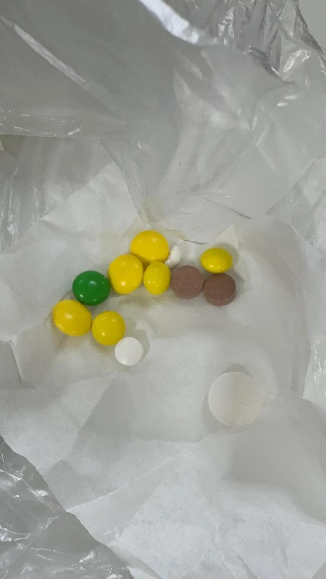 村卫生室开的感冒药
有人帮忙识别一下都是什么药吗，吃了有点困，嗓子不疼了，不流鼻