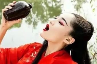 上联：醉里吟诗诗有味；下联邀对梦中遇情情更浓
