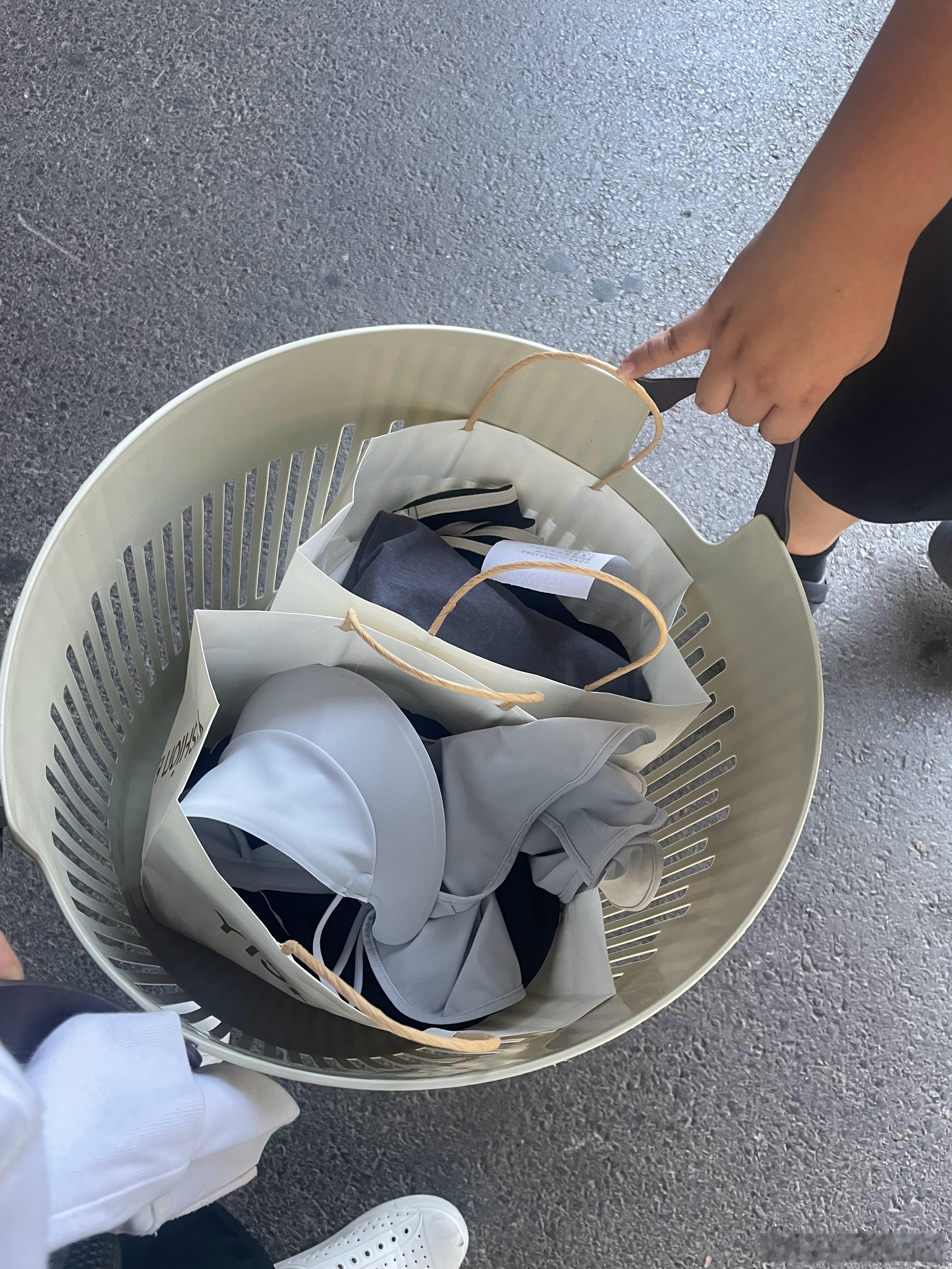 我已经很少在实体店买衣服了，因为对自己的身材很了解，而且只买有限的几个品牌，所以