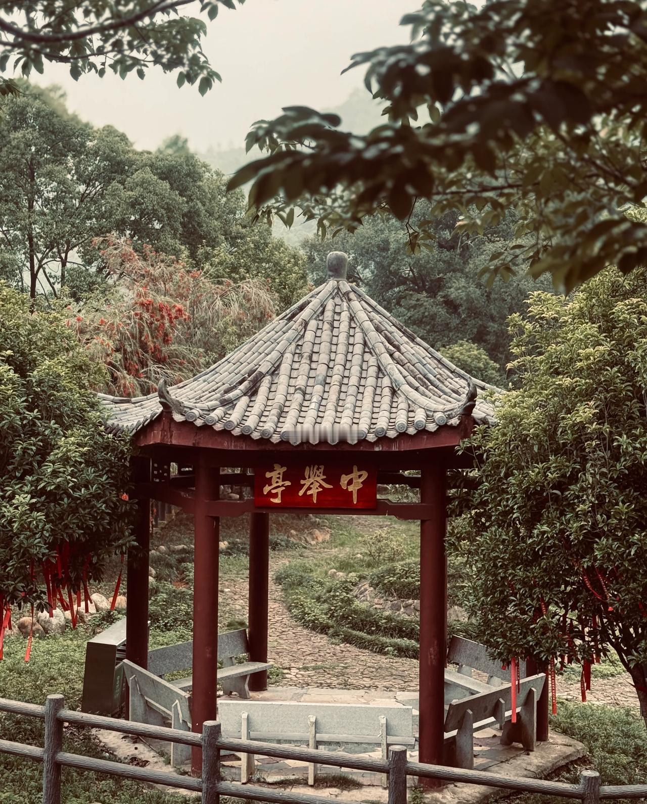 曹角湾古村

青绿遮古村
鹰鹞掠乾坤
雾漫山无数
门外等黄昏
原创诗词