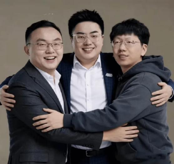 AGAL冲击EWC俱乐部前三，结果LOL这边掉链子，为什么爱笑只换了圣枪哥，死保