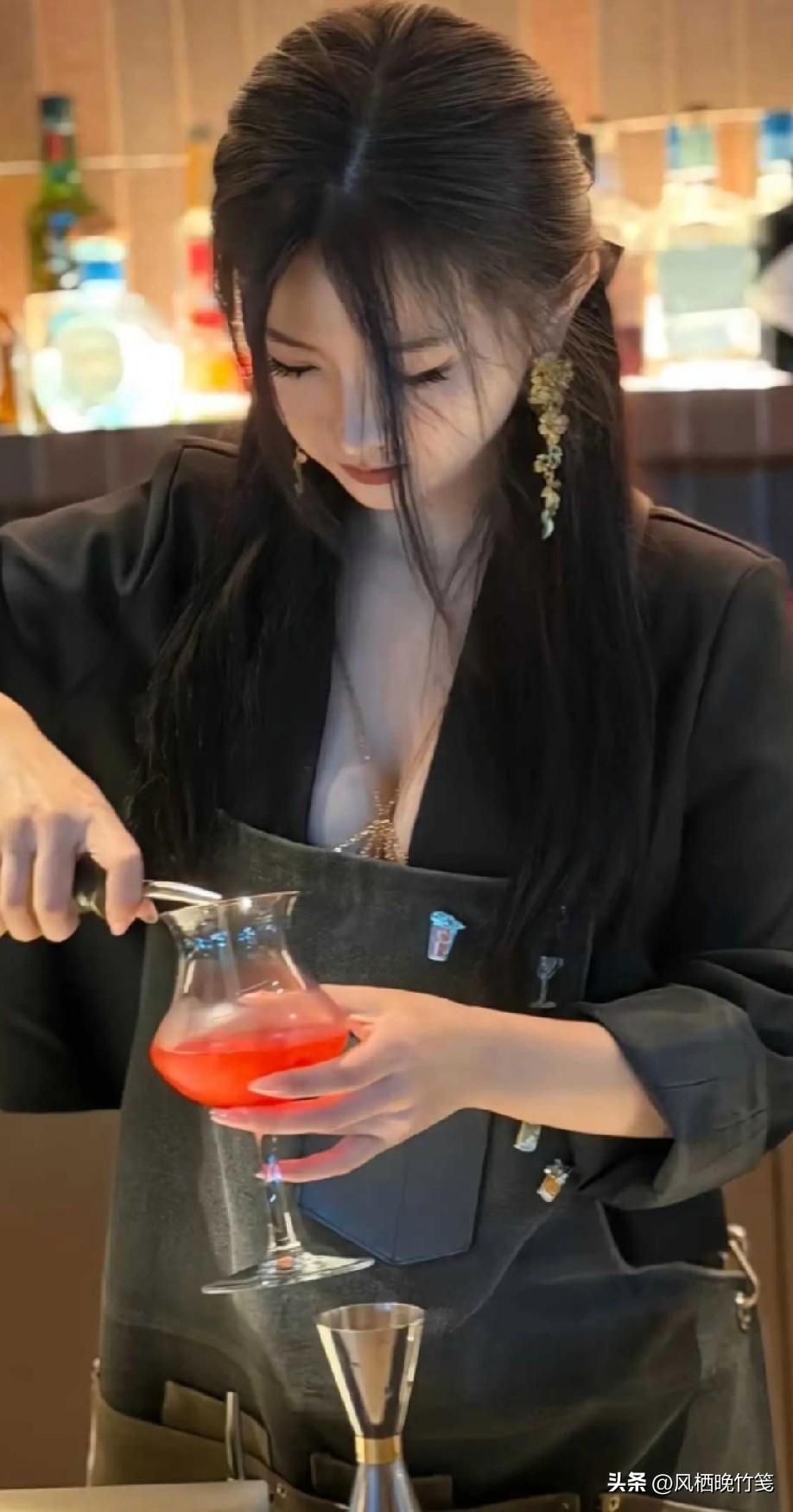 美女调酒师