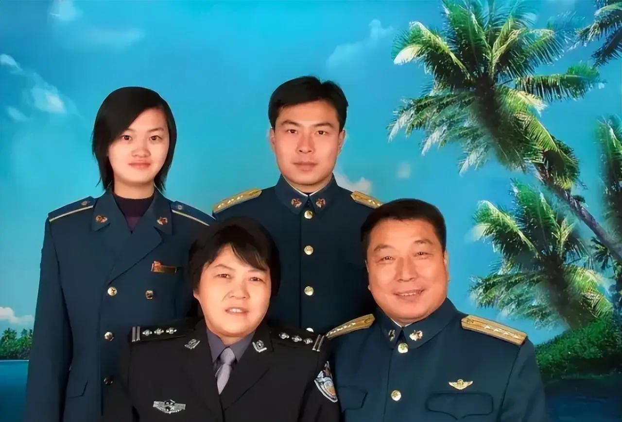 1990年4月24日，西北上空，一架经过特殊改装的-轰-6轰炸机正轰鸣着刺破云层