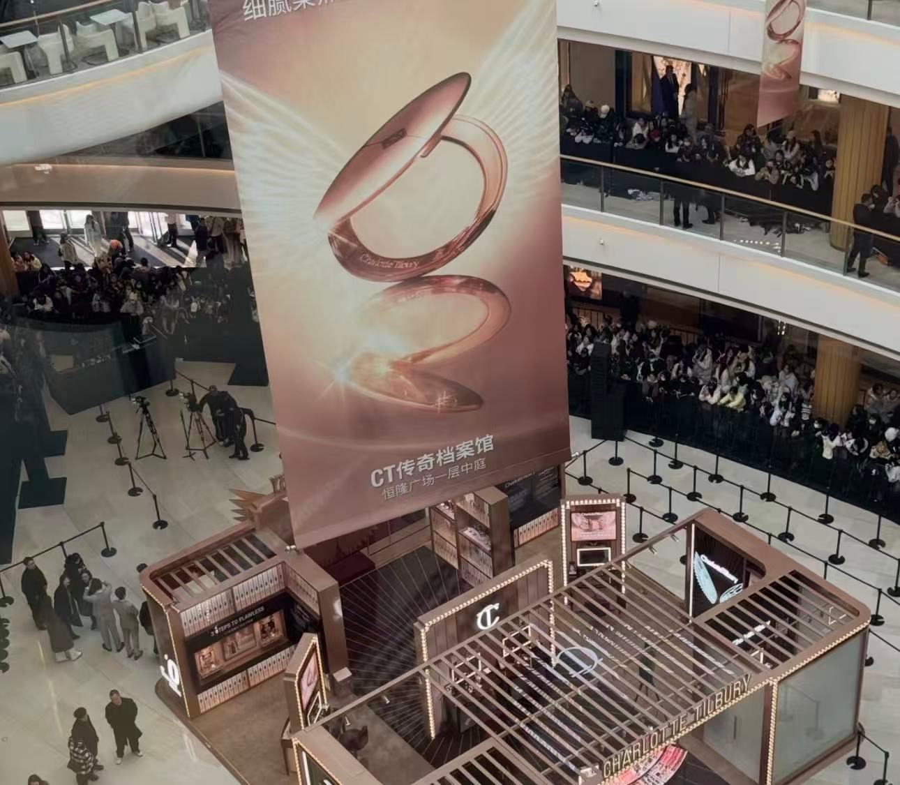 蔡徐坤上海 上海的冬日被蔡徐坤的人气焐热！商场内外挤满应援粉丝，灯牌声浪盖过街头