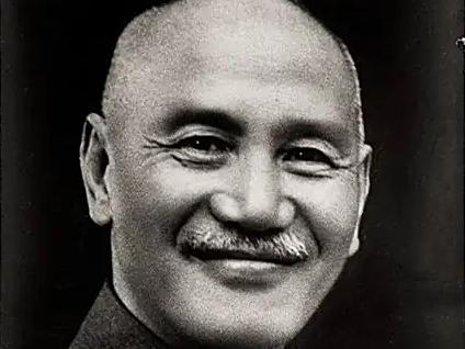 大家有没有觉得老蒋这人挺有意思的，他逮着新四军就下狠手往死里打，可对八路军呢，就