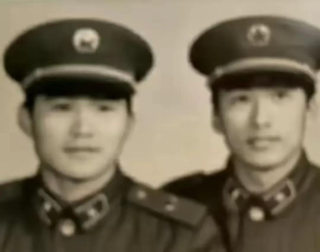 一对好搭档
这是空军某场站汽车连连长指导员的一张合影，照片中的右侧是连长李东升7