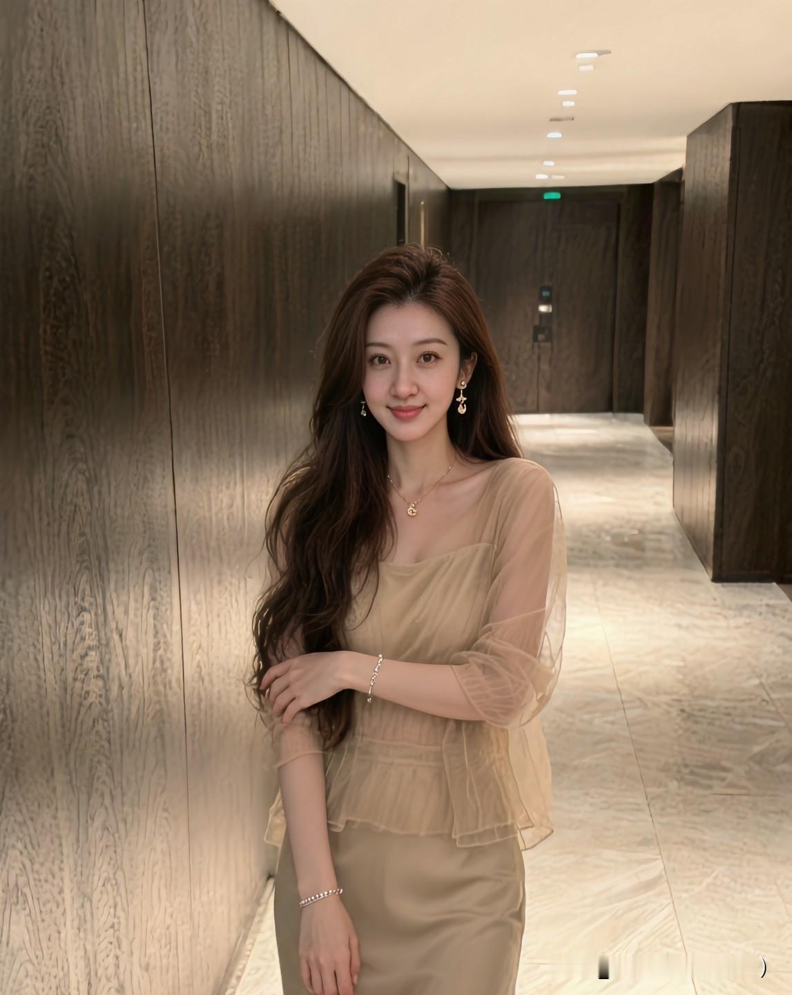 被一群男人追
是什么感觉呢。
就像被关在笼子里，
看似有人欣赏，
却逃不出别人的