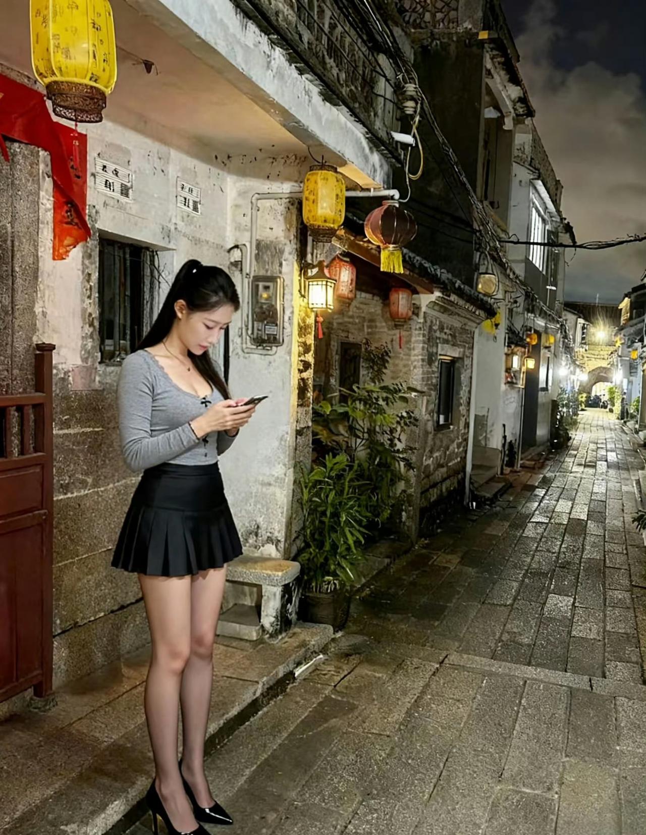 这是"爱你孤身走暗巷"吗？