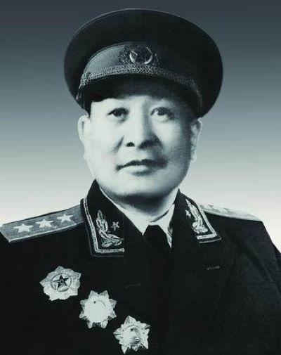 [微风]1947年钟期光去开会，路上被华野6纵1个排长带人打伤，不久排长被押到钟