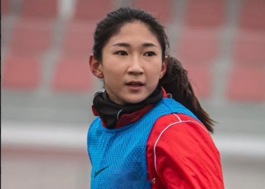 王妍雯狮子摆头，中国女足1-0领先菲律宾
北京时间9月21日，亚运会女足小组赛，