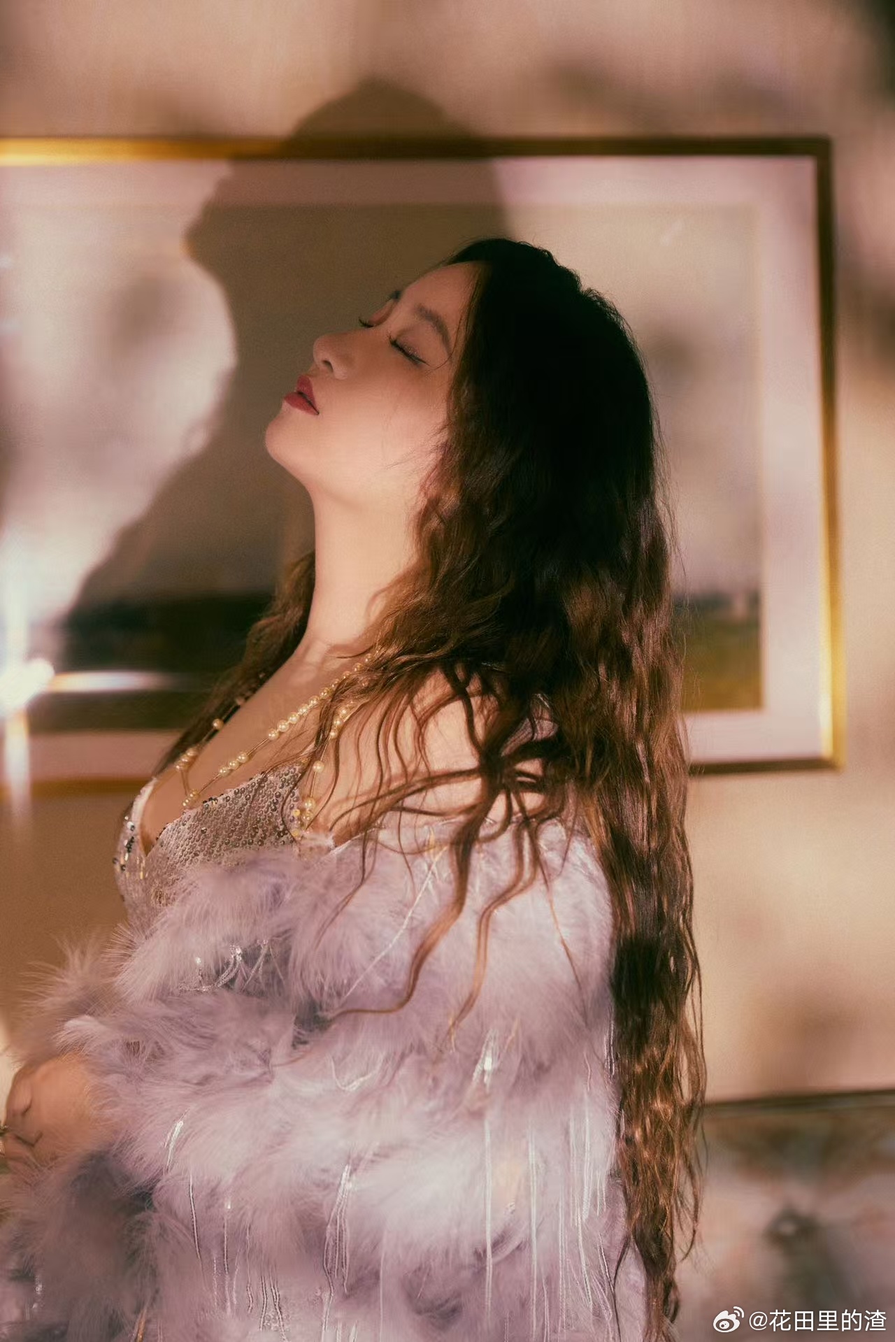 锤娜丽莎从痛苦里种花 锤娜丽莎就像在黑暗中种花，喜剧是她的光，却也照不亮她内心的