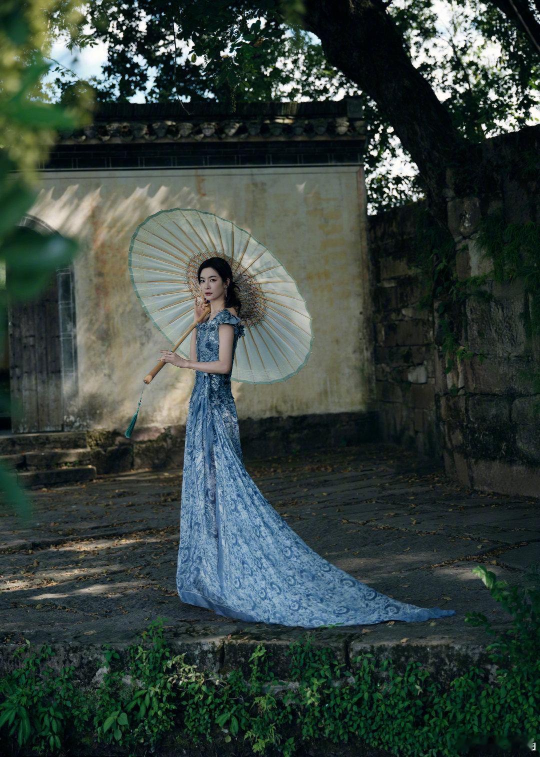 李晟撑油纸伞李晟新中式低盘发李晟最新大片，新中式低盘发好美啊 ​​​