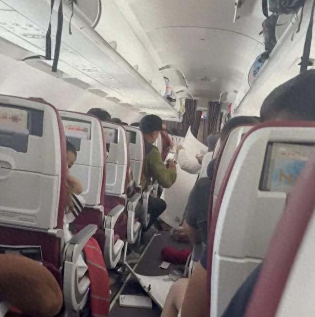 印度航空一架跨境航班飞行途中突发剧烈下坠，多名乘客和机组人员摔伤。事后调查发现，