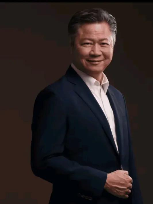 赖岳谦携妻再踏寻根路，摸到父亲族谱瞬间红了眼
 “终于又踏上老家的路了！”10月